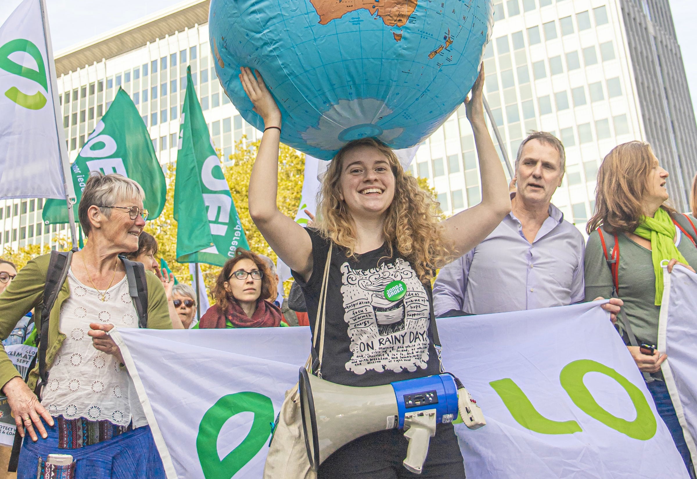Manifestation d'Ecolo, une militante porte un ballon gonflable en forme de planète